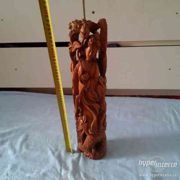 Velká stará pěkná dřevěná socha ženy vyřezávaná ručně - foto 2