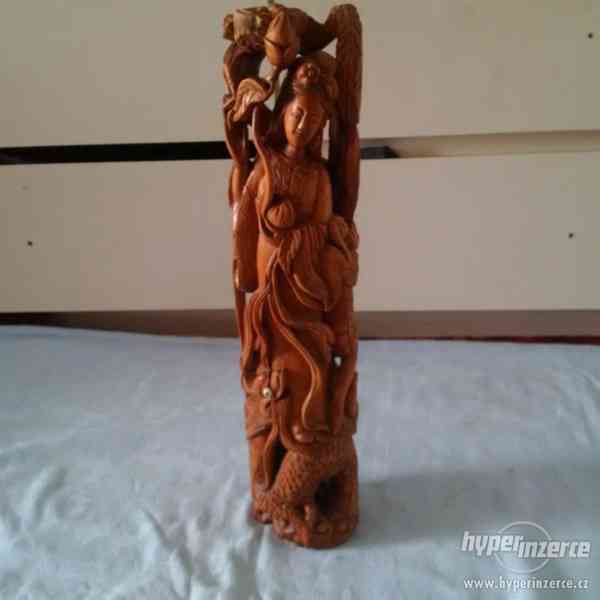 Velká stará pěkná dřevěná socha ženy vyřezávaná ručně - foto 3