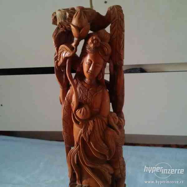 Velká stará pěkná dřevěná socha ženy vyřezávaná ručně - foto 4