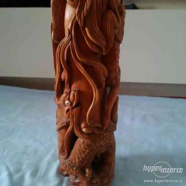 Velká stará pěkná dřevěná socha ženy vyřezávaná ručně - foto 5