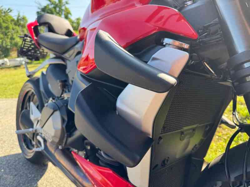 Ducati Streetfighter V2 - foto 6