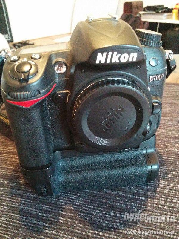 Nikon D7000 + objektivy + spousta příslušenství - foto 3
