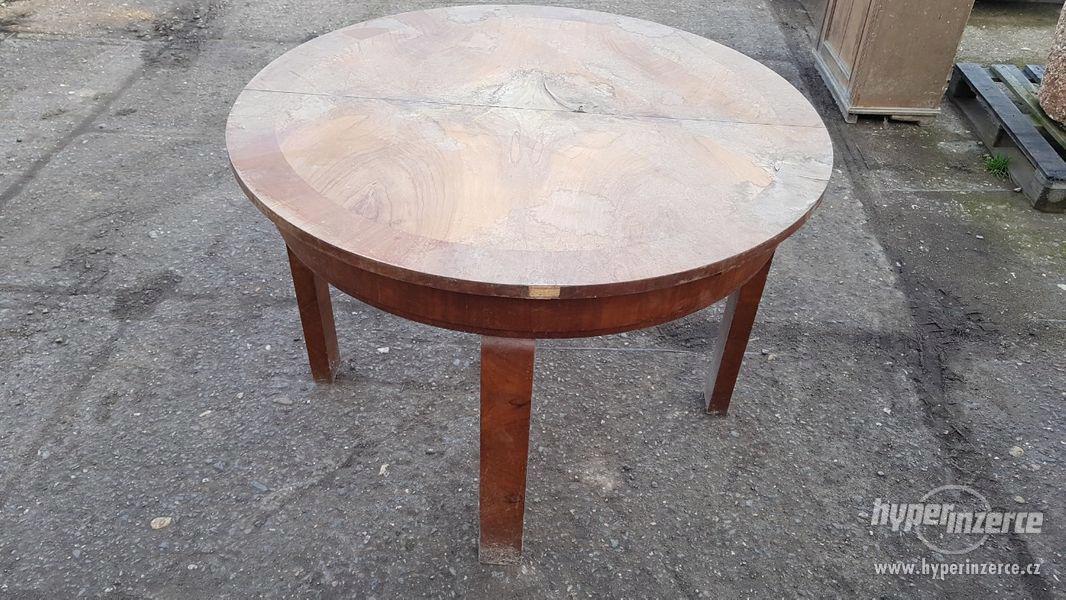Starý dřevěný kulatý stůl - foto 1