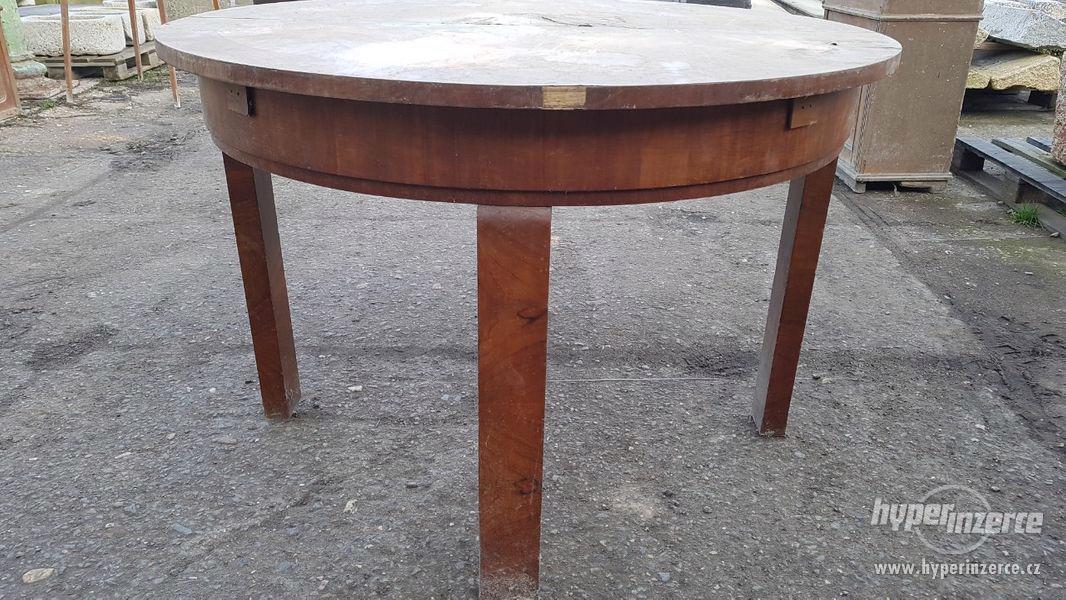 Starý dřevěný kulatý stůl - foto 3