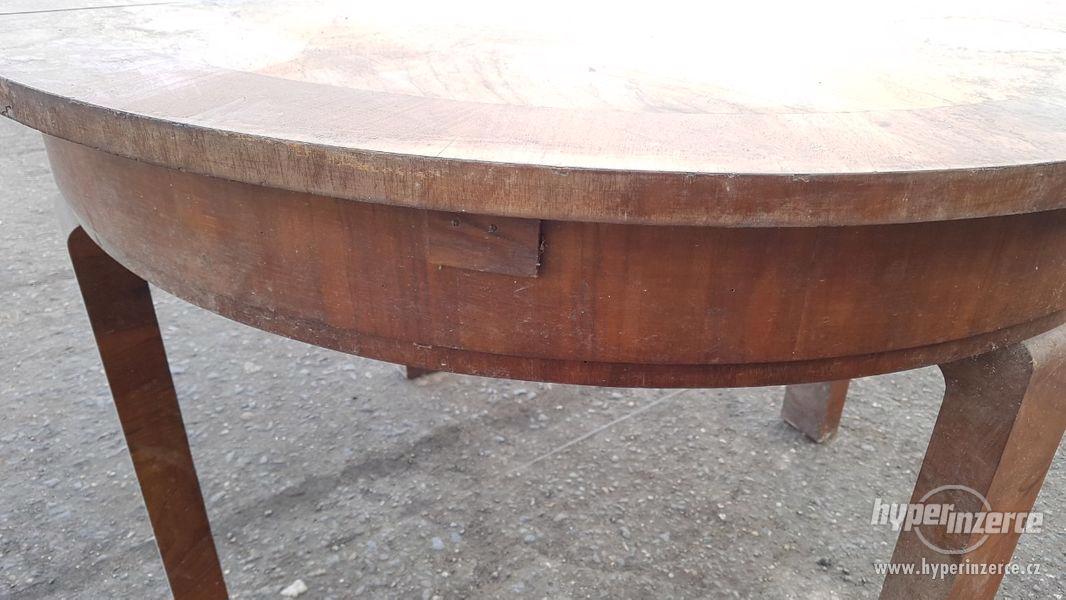 Starý dřevěný kulatý stůl - foto 4