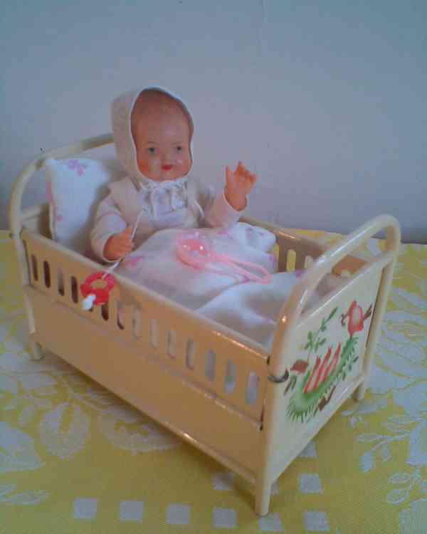 Retro kočárek s panenkami, postýlka - foto 5