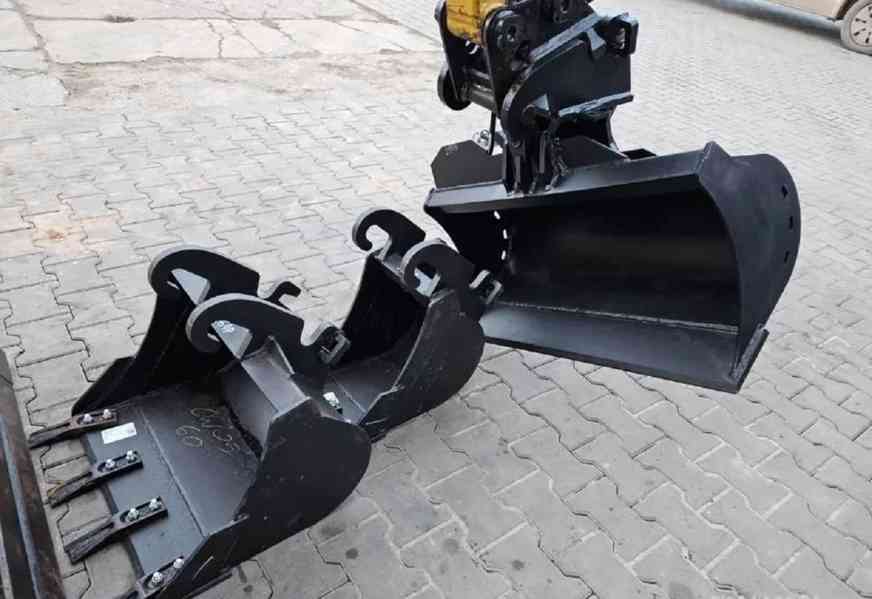 top minibagr 2015 Caterpillar 301.7 D - foto 3