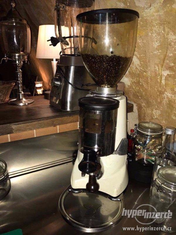 Profesionální dvoupákový kávovar a mlýnek na kávu - foto 2