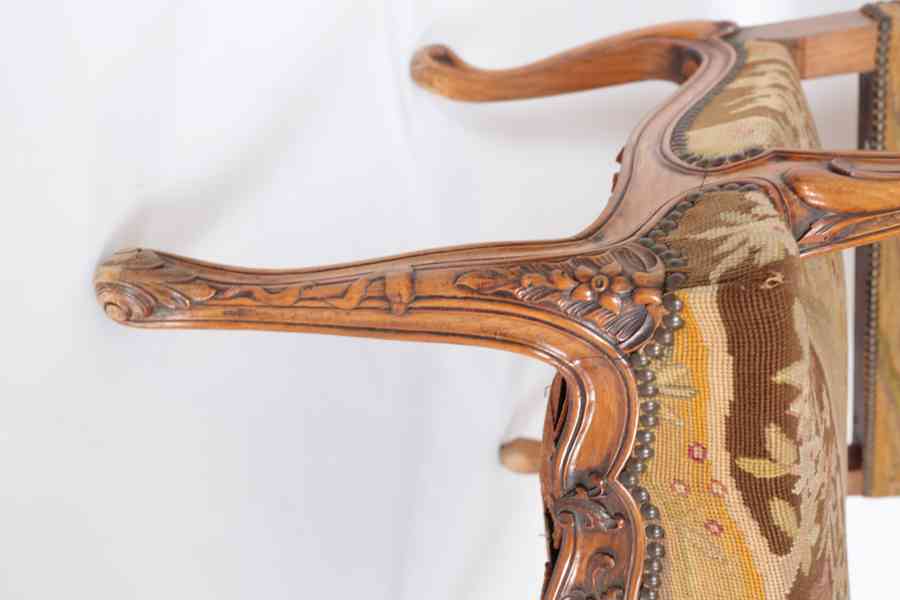 Starožitné křeslo z masivního ořechu Ludvík XV - foto 5