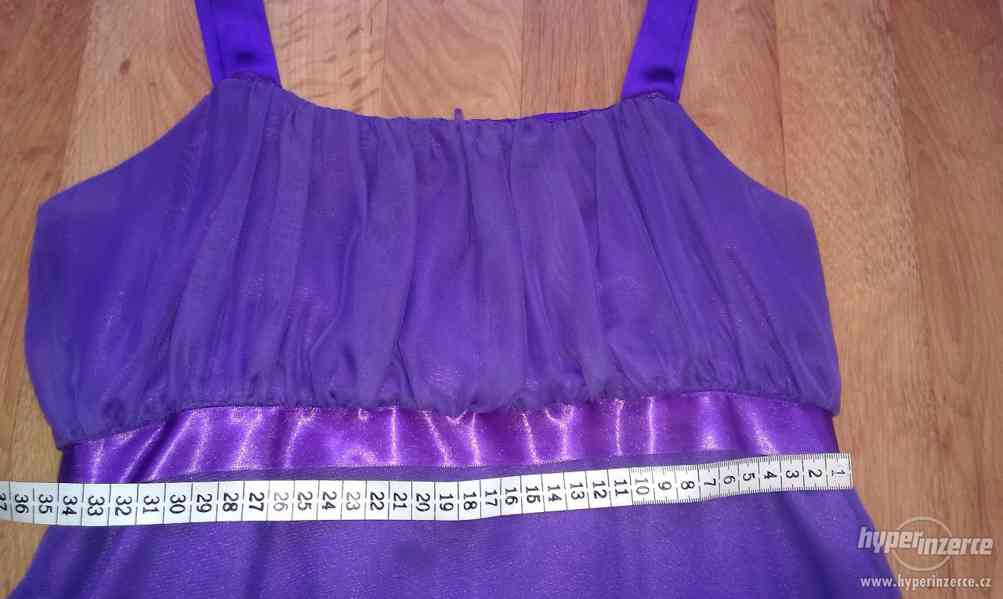 Společenské fialové šaty - foto 4