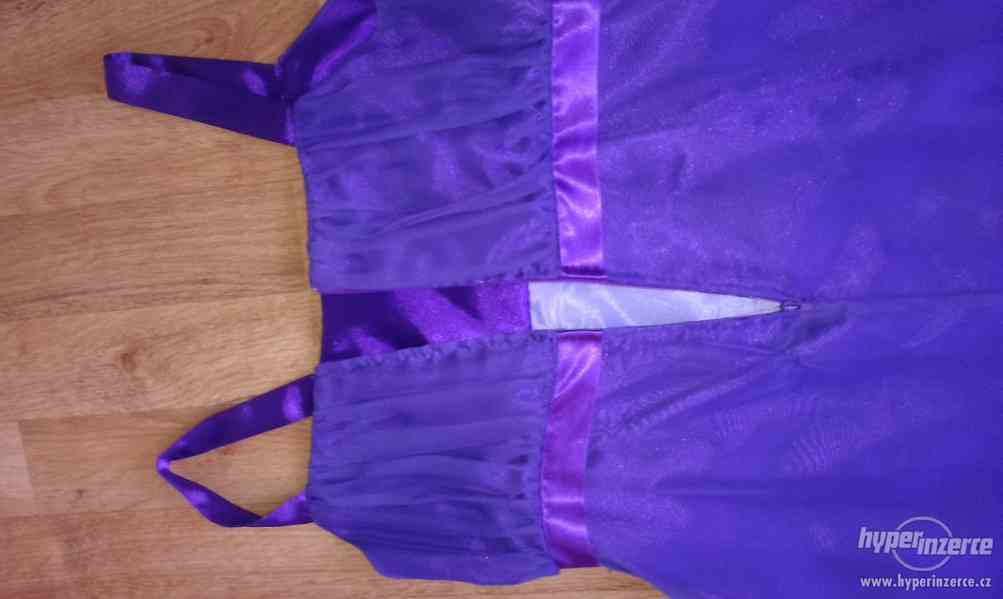 Společenské fialové šaty - foto 5
