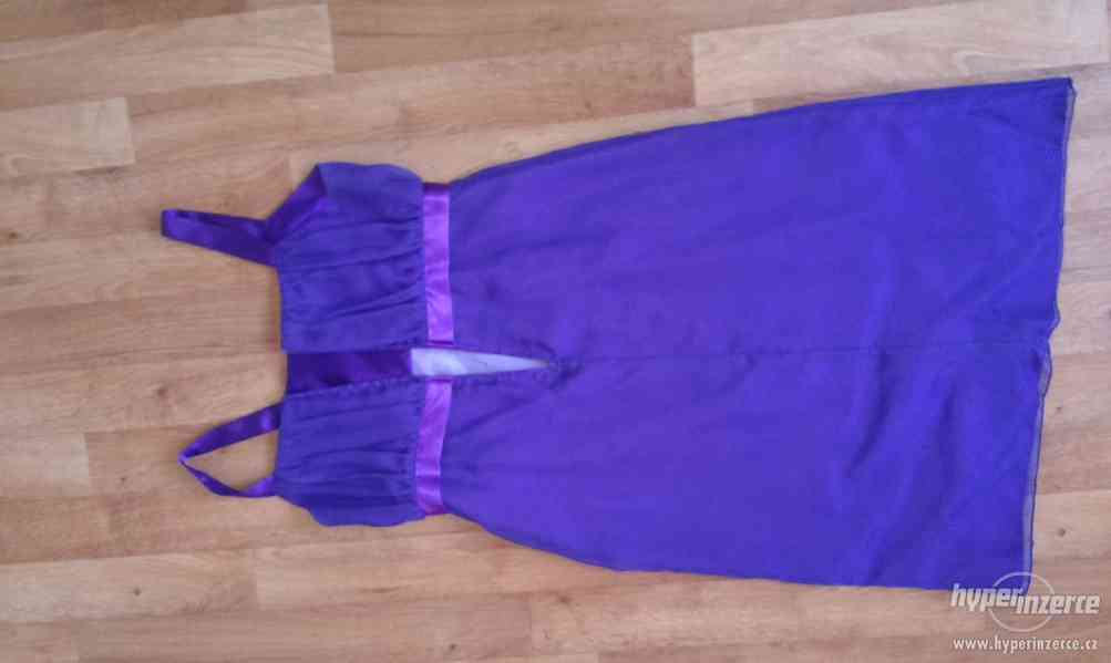 Společenské fialové šaty - foto 6