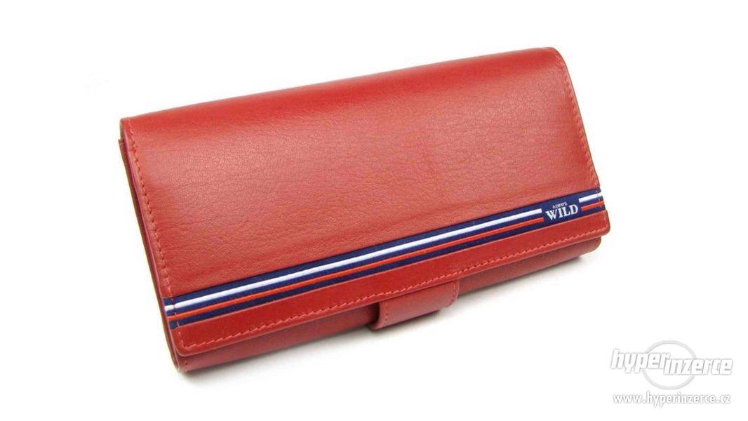 Červená dámská kožená peněženka s pruhem - foto 1