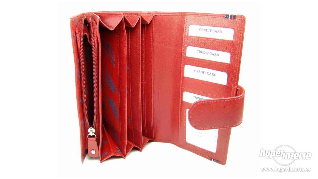 Červená dámská kožená peněženka s pruhem - foto 4