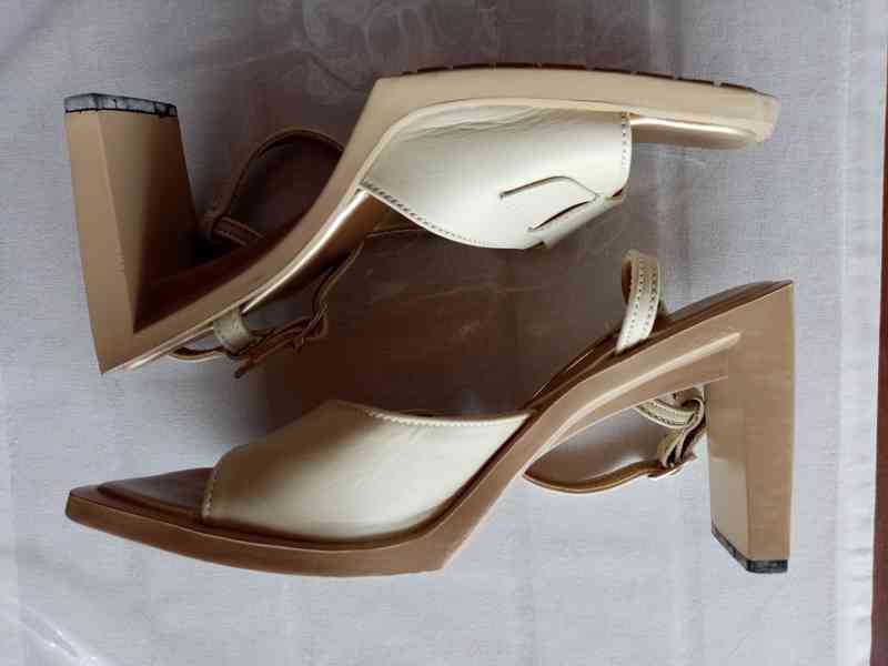 Dámské kožené sandálky Baťa vel. 39 - foto 3