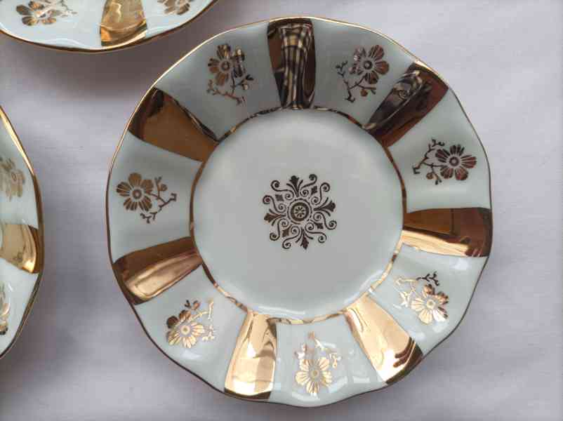 Porcelán Lesov - talířky  - foto 2