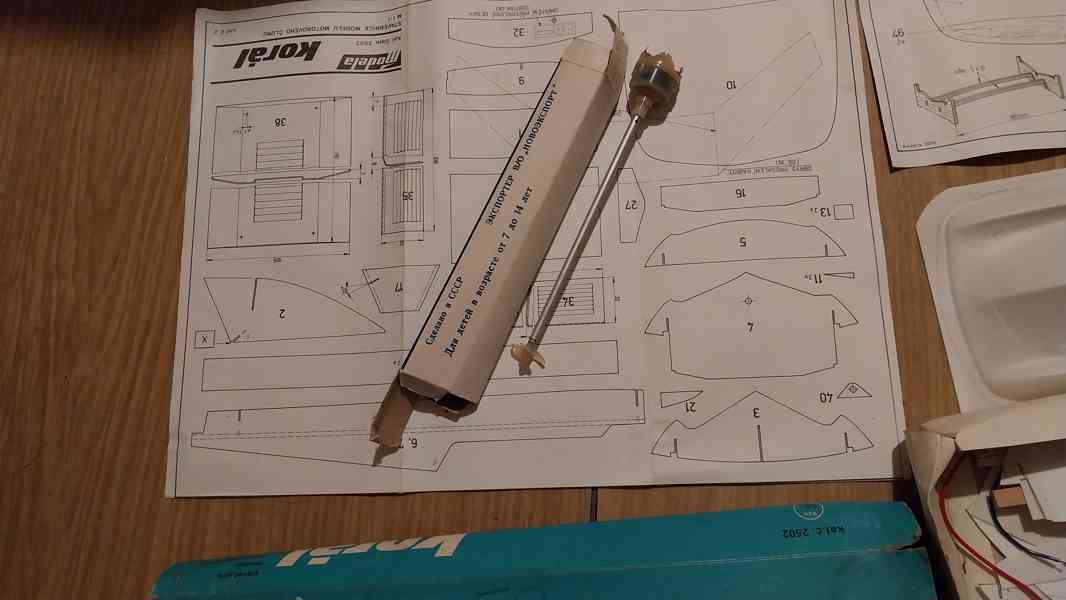Retro stavebnice modelu motorového člunu - foto 1