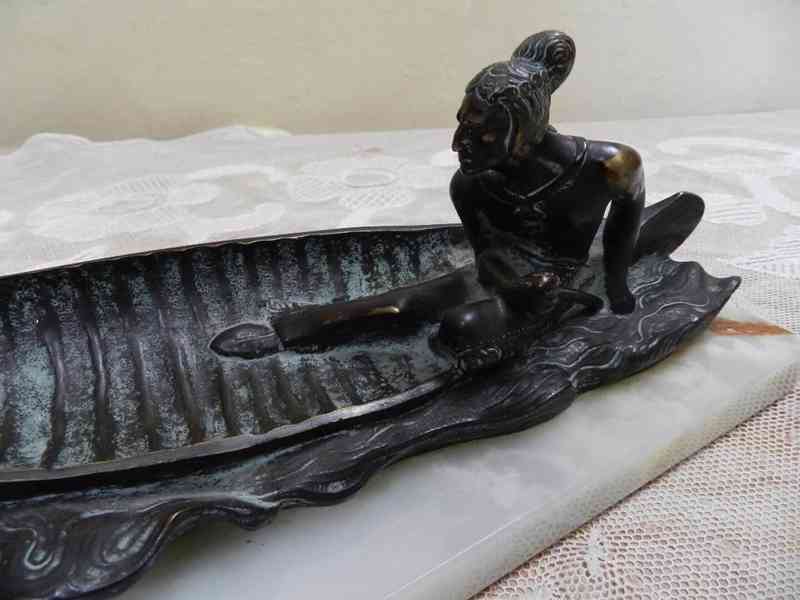 Krásná stará bronzová socha Indiána mramorový sokl - foto 3