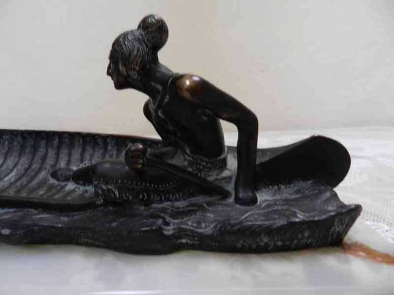 Krásná stará bronzová socha Indiána mramorový sokl - foto 4