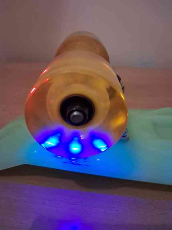 Dětský fluorescenční skateboard s LED kolečky - foto 10