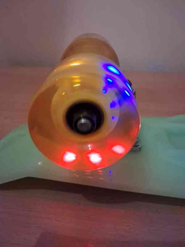 Dětský fluorescenční skateboard s LED kolečky - foto 8