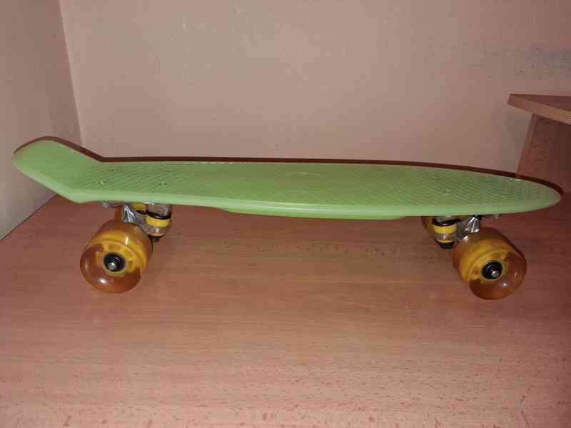 Dětský fluorescenční skateboard s LED kolečky