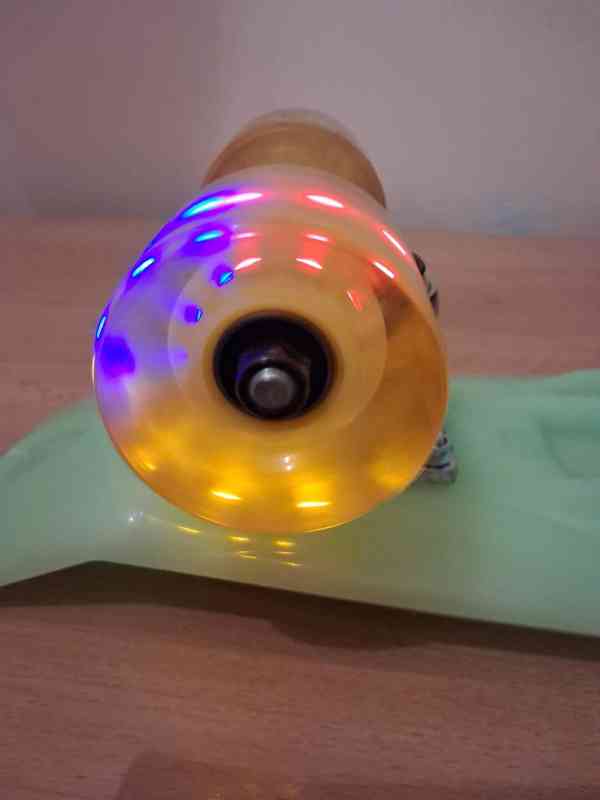 Dětský fluorescenční skateboard s LED kolečky - foto 6
