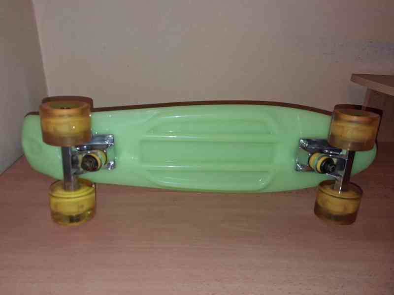 Dětský fluorescenční skateboard s LED kolečky - foto 3