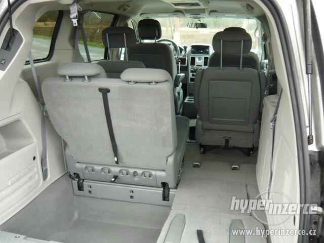 Chrysler Town Country 3,8V6 Stown Go 2010 TOP - foto 8