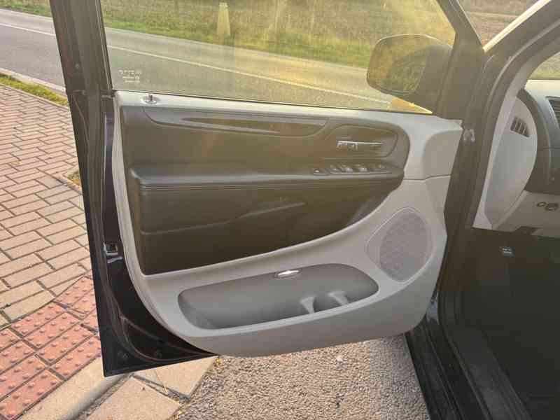 Dodge Grand Caravan 3,6 RT LPG 2014 - foto 13