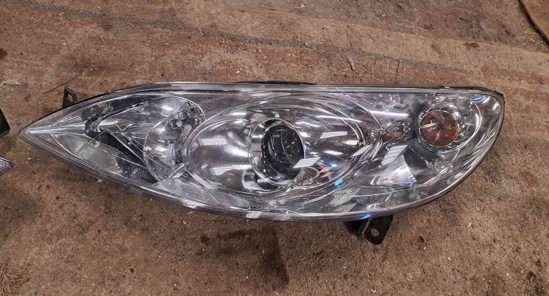 Přední světla Peugeot 407.Rok stará, Cena je za 1 kus 1900kč - foto 3