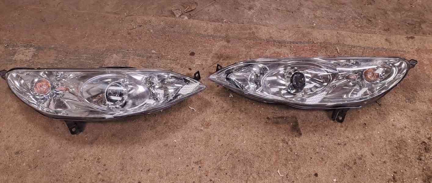 Přední světla Peugeot 407.Rok stará, Cena je za 1 kus 1900kč - foto 4