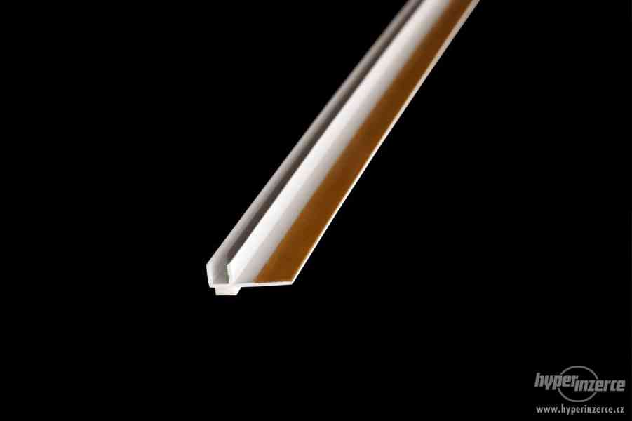 PVC začišťovací okenní profil s mřížkou 6mm/2,4m - foto 2