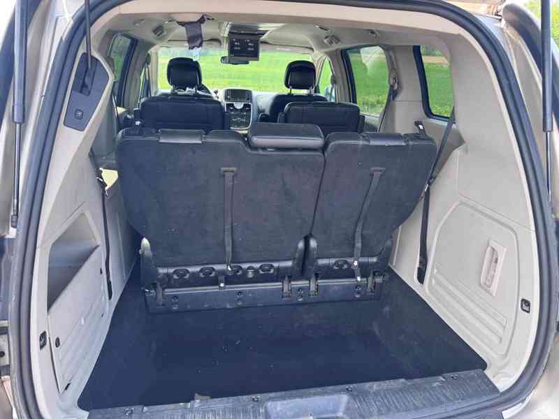 Chrysler Town Country 3,6 LPG Limited DVD 2014 - foto 9