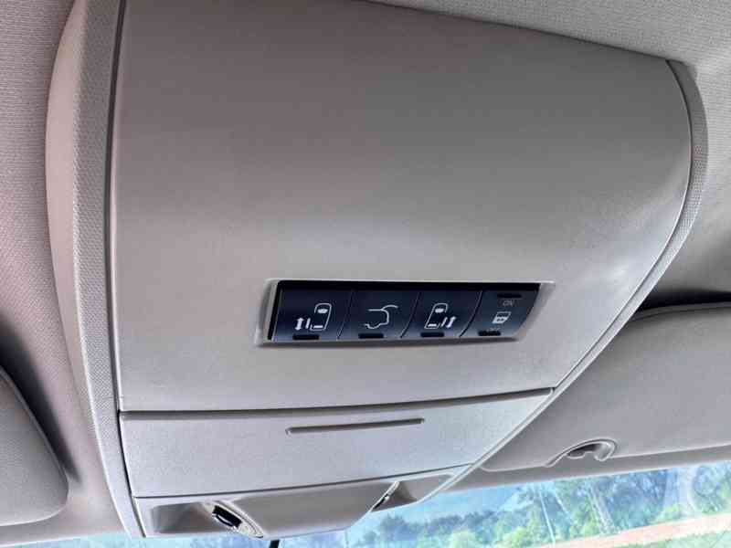 Chrysler Town Country 3,6 LPG Limited DVD 2014 - foto 18