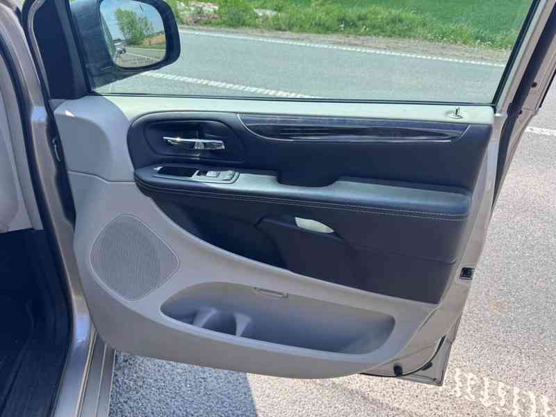 Chrysler Town Country 3,6 LPG Limited DVD 2014 - foto 13