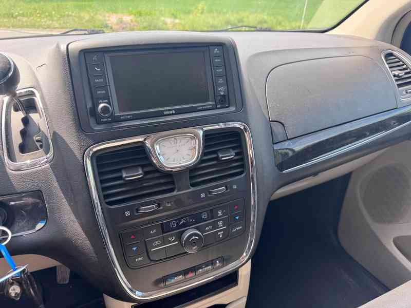 Chrysler Town Country 3,6 LPG Limited DVD 2014 - foto 17