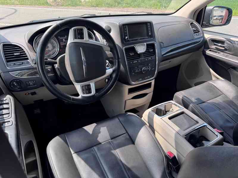 Chrysler Town Country 3,6 LPG Limited DVD 2014 - foto 16