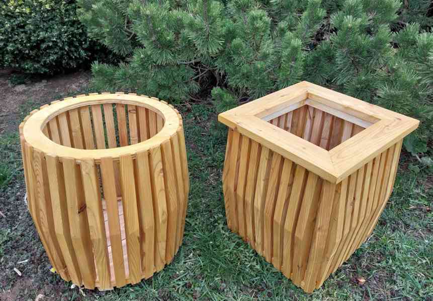 Dřevěný obal na kulaté květináče, modřínový - foto 3