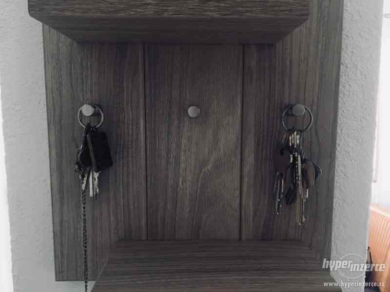 Dřevěný věšák na klíče s poličkami - RŮZNÉ DEKORY - foto 3
