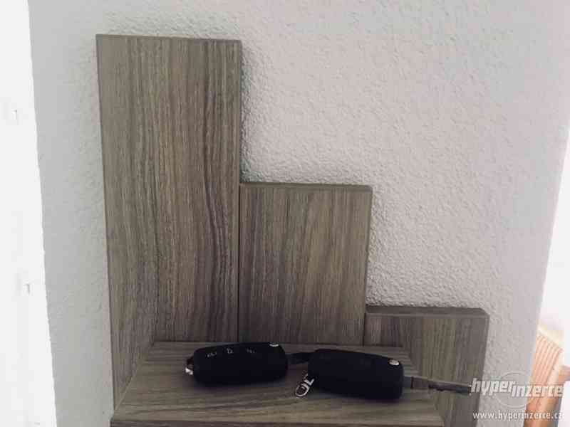 Dřevěný věšák na klíče s poličkami - RŮZNÉ DEKORY - foto 4