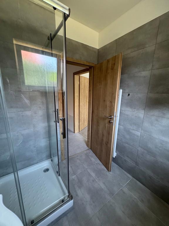 PRONÁJEM BYTU 2+KK SE ZAHRADOU V OBCI JINAČOVICE - foto 12