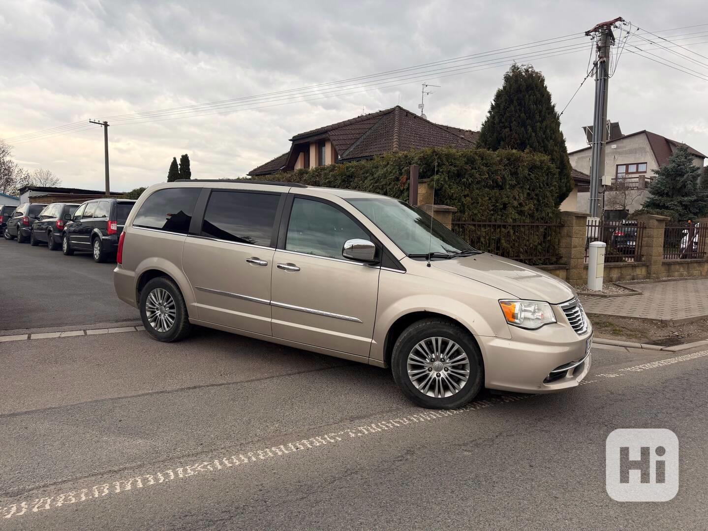 Chrysler Town Country 3,6 Pentastar 2x DVD Limited 2013 - foto 1