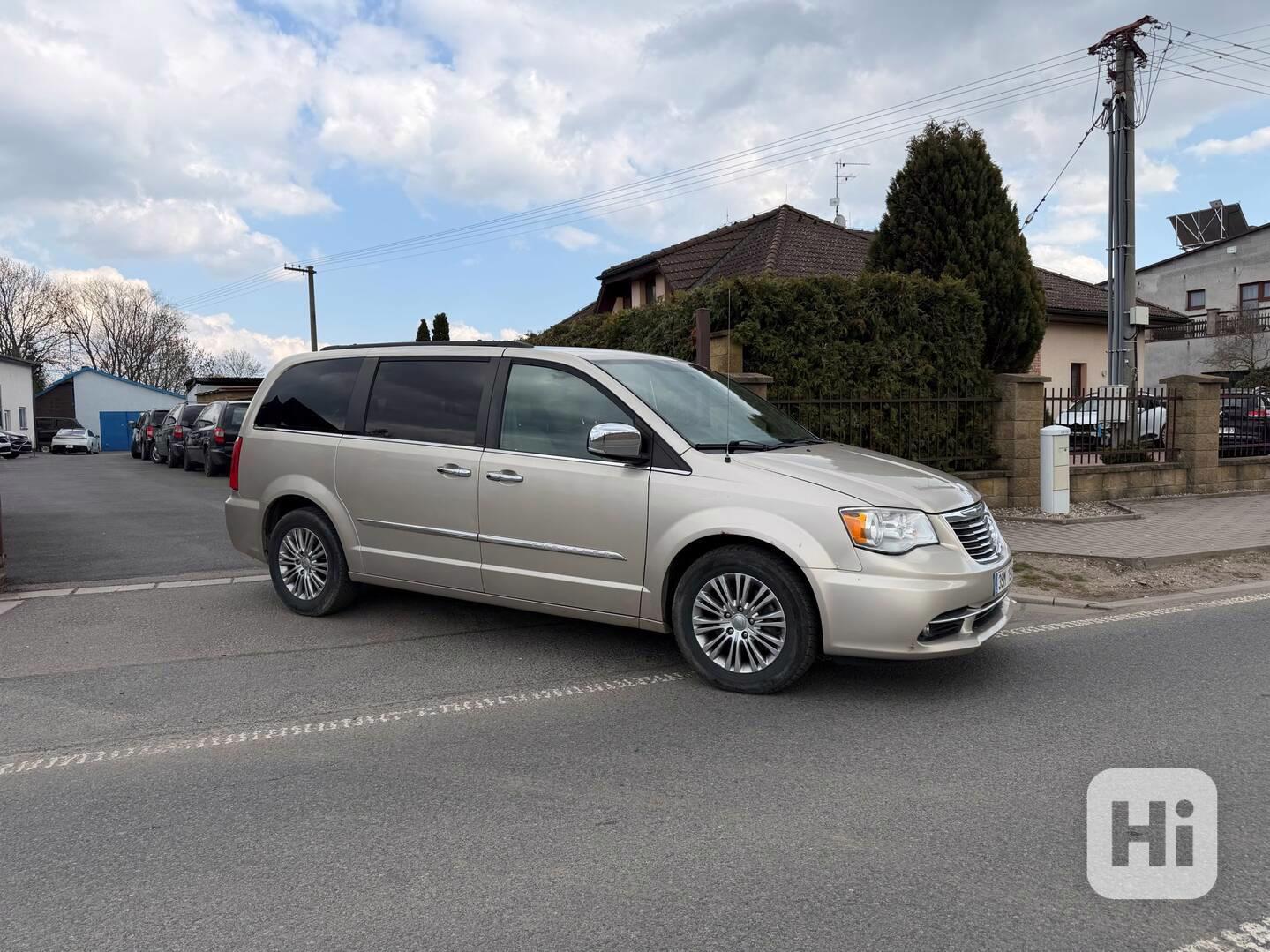 Chrysler Town Country 3,6 Pentastar 2x DVD Limited 2013 - foto 1