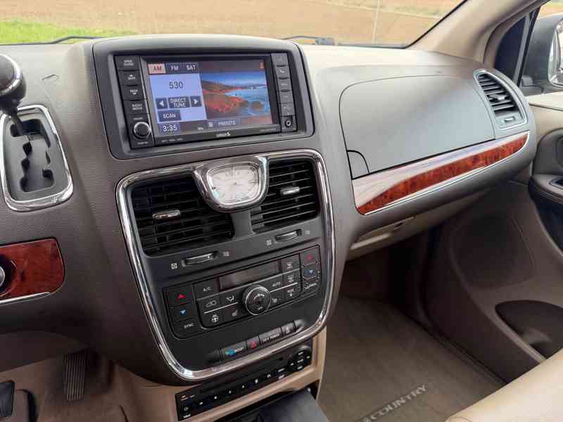 Chrysler Town Country 3,6 Pentastar 2x DVD Limited 2013 - foto 18
