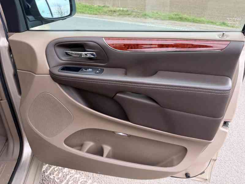 Chrysler Town Country 3,6 Pentastar 2x DVD Limited 2013 - foto 13