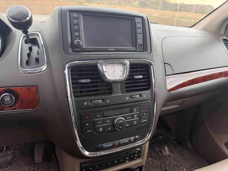 Chrysler Town Country 3,6 Pentastar 2x DVD Limited 2013 - foto 17