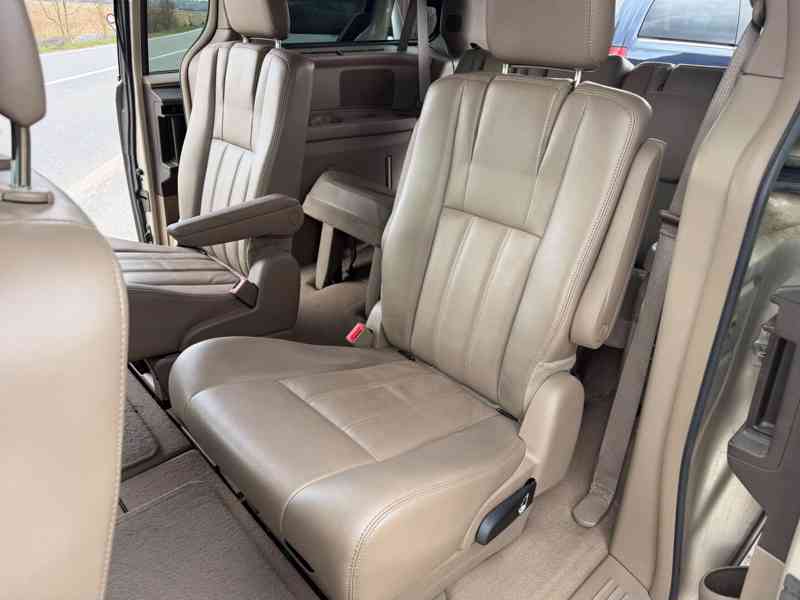 Chrysler Town Country 3,6 Pentastar 2x DVD Limited 2013 - foto 15