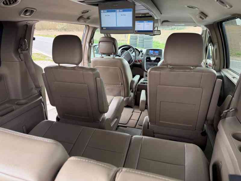 Chrysler Town Country 3,6 Pentastar 2x DVD Limited 2013 - foto 8