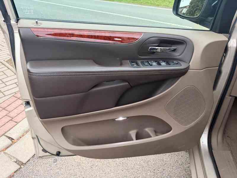 Chrysler Town Country 3,6 Pentastar 2x DVD Limited 2013 - foto 15